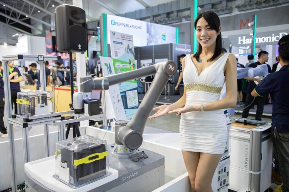 達明機器人將於1月16日在日本新興機器人展亮相，以內建視覺優勢導入電子產業排線插件、震動盤整料、螺絲鎖附，及半導體產業的晶圓取放，更結合視覺特長強化2D+3D的應用，擴大產業使用層面。並與多家產業結盟TM機器人生態圈，整合各產業供應鏈提供最佳解決方案。 達明公司／提供