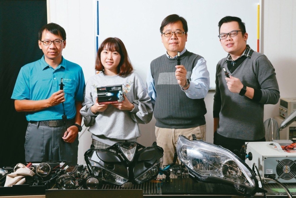 軒帆光電LED專業車燈製造商，總經理陳建綸（右二）與團隊。 記者許正宏／攝影