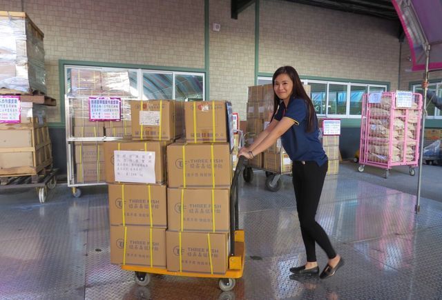新產品發表會現場更實際安排荷重推車讓大家使用，從荷重90kg的二輪手推車，到以一般台車裝上錏鑫嘉鎰的腳輪，分別從數百公斤到最大5噸重的貨物，讓使用者親身感受錏鑫腳輪的核心價值。 李福忠／攝影