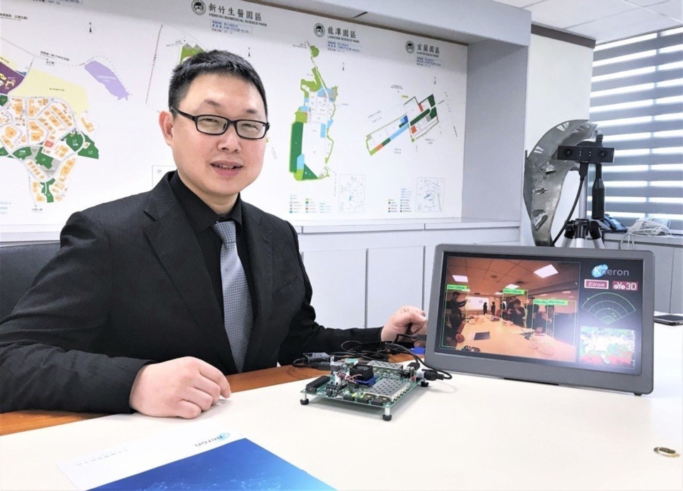 耐能智慧董事長劉峻誠展示精準的3D人臉辨識應用。記者李珣瑛／攝影
