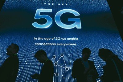 在今年拉斯維加斯國際消費電子展（CES）上，「5G」搶盡鋒頭，三星電子家電部門負責人金炫奭在CES記者會上宣告：「今年是5G元年」。5G通訊速度可達目前的100倍，聯網汽車等與數據有關的產業勢將迎接巨大商機，產業結構也可能因此大幅改變。 圖／網路照片、法新社