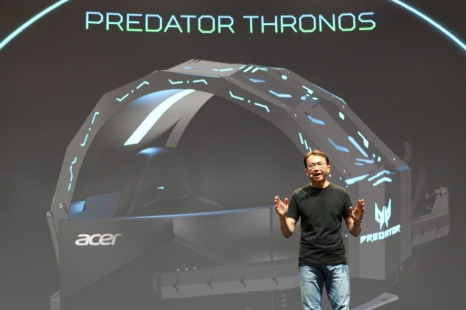 宏碁董事長陳俊聖在IFA展前國際記者會上，發表超酷炫的電競座艙Predator Thronos。（記者曾仁凱／攝影）
