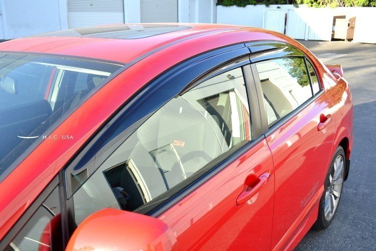 HIC汽車晴雨窗安裝方便，美觀實用。安裝實例 振益昌公司/提供