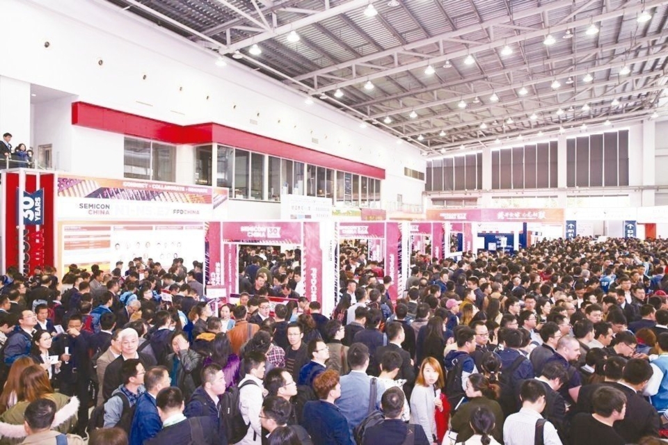 SEMICON CHINA 2019今日登場，台商近80家業者參與，產品涵蓋上中下游，展現台灣廠商的高度競爭力。（圖為2018年展館盛況） 主辦單位／提供