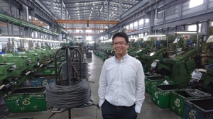 世豐螺絲轉變為智慧工廠，其重要推手正是總經理陳駿彥，並以少量多樣客製化的產品開闢出一片藍海，營收不斷創新高。莊智強／攝影