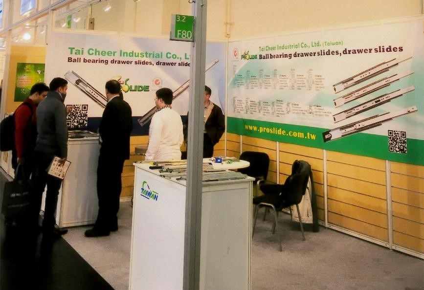 Tai Cheer showcases at an overseas profes- sional expo, appealing to many buyers with their multi-functional ball bearing drawer Slides. (photo provided by Tai Cheer)