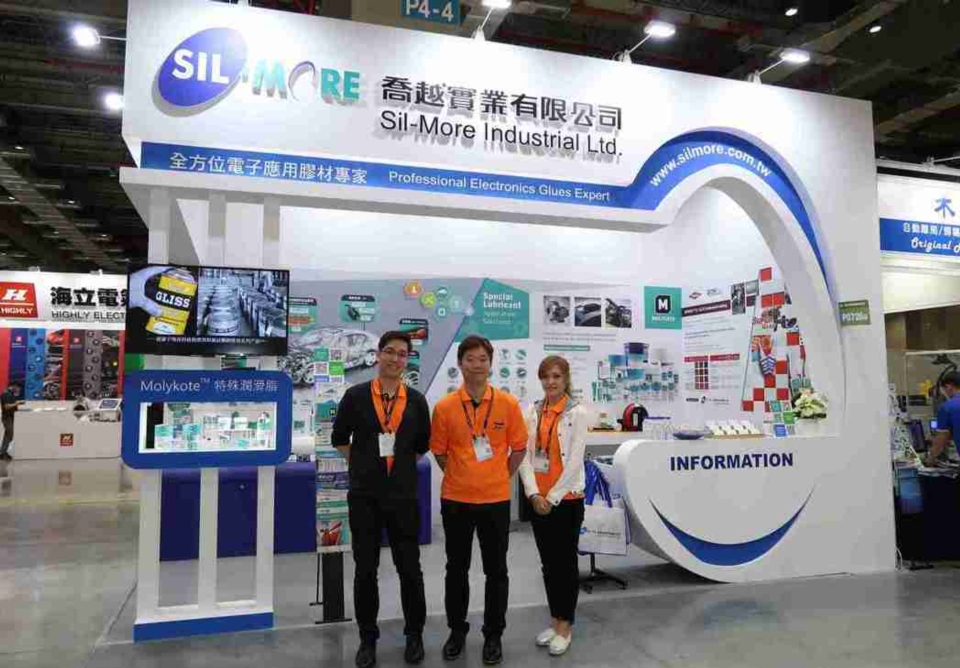 喬越公司參加車用電子展，展出智能與全電動EV膠材。 李炎奇/攝影