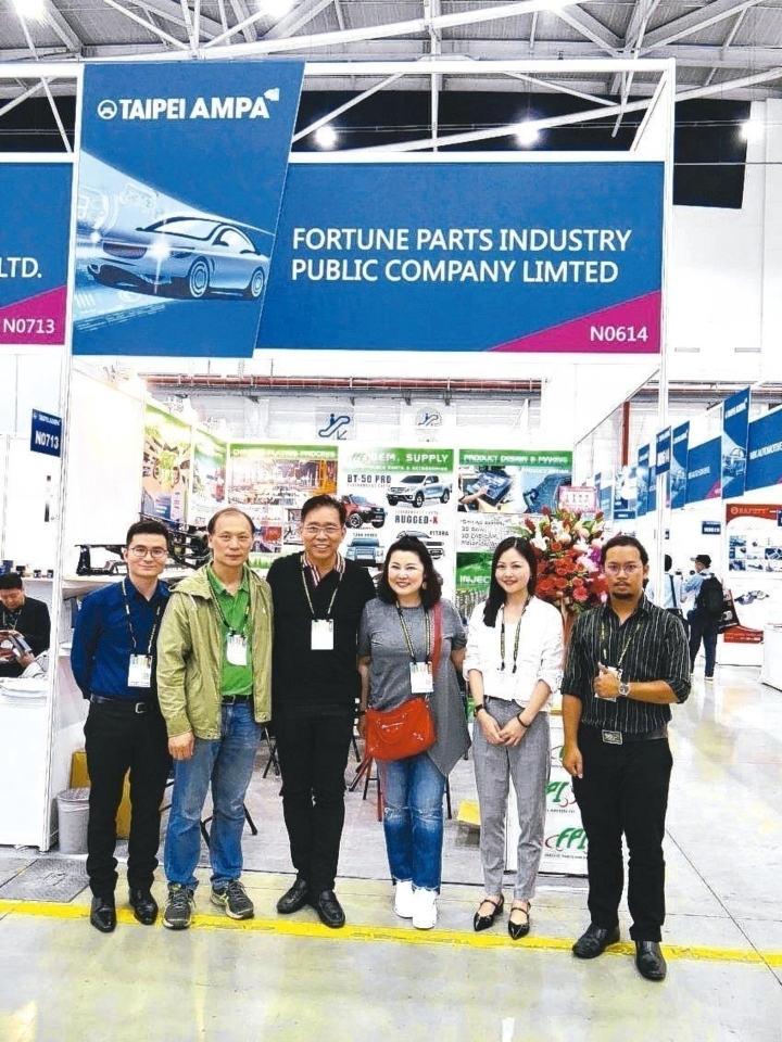 FPI常務董事Paul（左三）與其夫人NUSSARA（左四）及六智工業總經理陳泳福（左二）在展場合影。 倪榮松／攝影