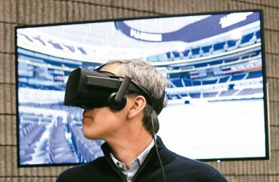 新穎的顯示器科技即將使工作場域改觀，許多人放在辦公桌上積灰的單一電腦螢幕已經過時了，具擴增實境（AR）和虛擬實境（VR）功能且支援多工處理的多螢幕系統將成為趨勢！ 圖／路透、美聯社