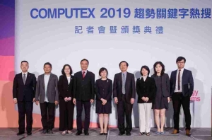 外贸协会副秘书长林芳苗(中）与贵宾于COMPUTEX2019 趋势关键字热搜记者会暨颁奖典礼合影。 贸协/提供
