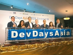 微軟DevDays Asia 2019亞太技術年會在台灣舉行。台灣微軟總經理孫基康(左三)與經濟部長沈榮津(左四)等人出席。 記者蕭君暉/攝影
