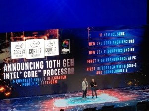 英特尔28日于台北国际电脑展开幕主题演讲中，揭露最新推出的10奈米制程第10代处理器。记者钟惠玲／摄影
