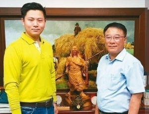金爪机械总经理陈镇平（右）与协理陈柏均合影。 鲁修斌／摄影
