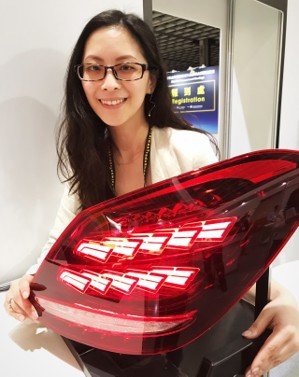 工研院與帝寶合作開發的「OLED 車用先進環保車燈」，省去導光板，組合簡單，暨輕量化且輕薄短小、防炫光，可節省尾燈的尺寸厚度，增大後行李箱的空間，搶攻車用照明利基市場，已獲國際大廠關注。 記者李珣瑛／攝影
