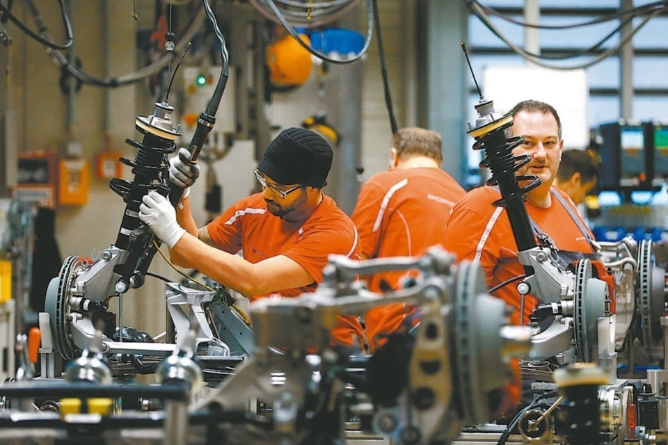 With the escalating trade war tension between China and the US, the economy of manufacture industry has been sluggish in May again. Investors’ concern with global economic recession are raised, and central banks also were confronted with the pressure of expansionary monetary policy. (photo courtesy of Reuters)