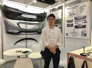 金忆公司经理郭信宏展示高品质保险杆及改装件。 杨逢峮／摄影