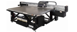 大版面LED-UV平台式喷墨印刷机JFX200-2513 EX。台湾御牧／提供