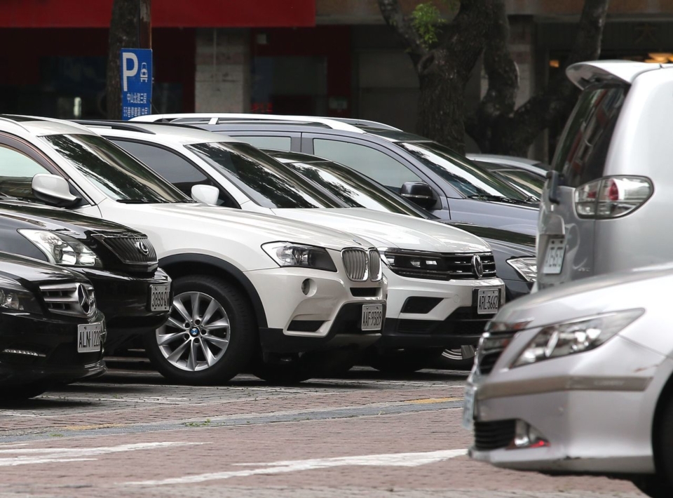 車輛公會建議調降汽車零組件進口關稅，經濟部表示樂見其成，財政部則說由關稅稅率委員會討論。圖／聯合報系資料照片