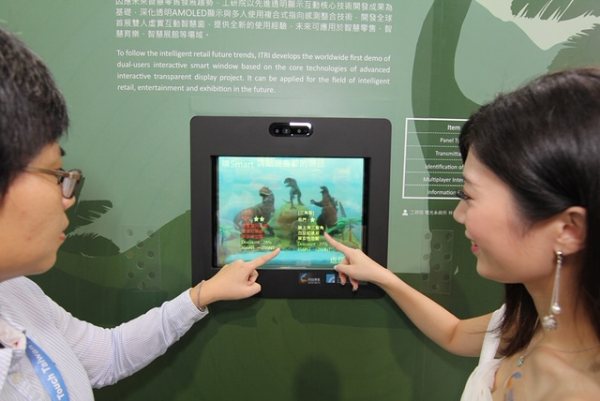 工研院於Touch Taiwan 2019中展出的「全球首展雙人虛實互動智慧窗」，以目前全球最高穿透率達70%的「高透明AMOLED觸控顯示」整合影像辨識、人機互動等技術，消費者逛街購物時，只要輕點櫥窗內的商品，商品相關的資訊就會即時的呈現在櫥窗上，為消費者提供購物新體驗。