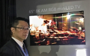 群創董事長洪進揚展示65吋8K MiniLED電視。記者李珣瑛／攝影
