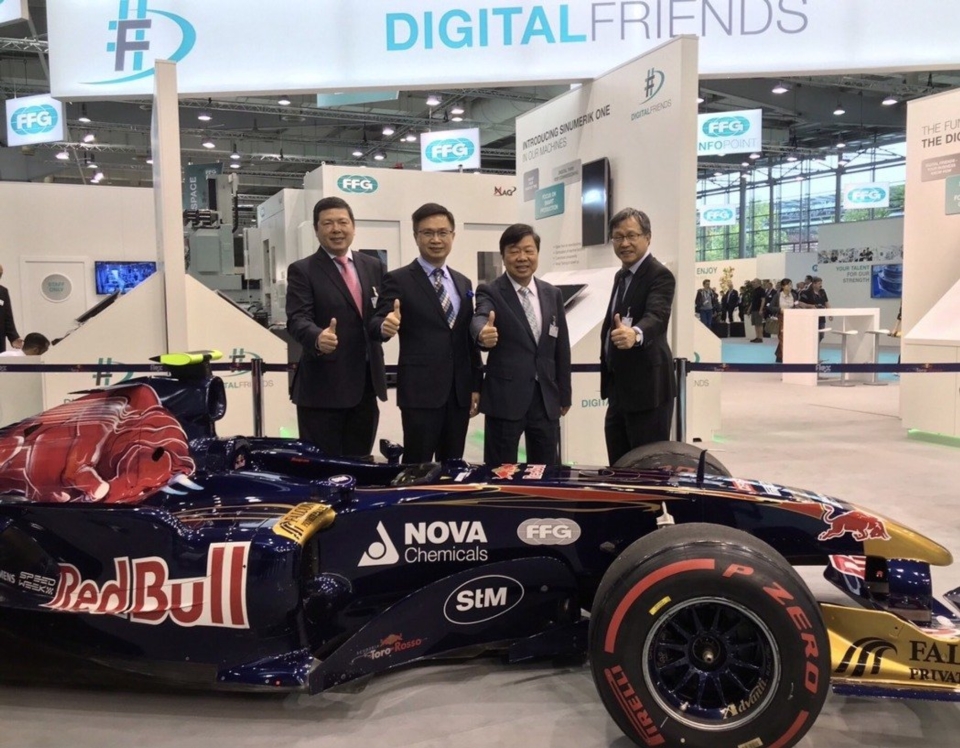 Walter M. S. Yeh Executive Vice President Taiwan External Trade Development Council, James C. F. Huang the Chairman of the Taiwan External Trade Development Council, Jimmy Chu, Chairman of FFG, and ROC representative in Germany Hsieh Chih-wei had a group photo in front of red bull’s the Formula One which FFG sponsored. (photo courtesy of Ralph Yang)
