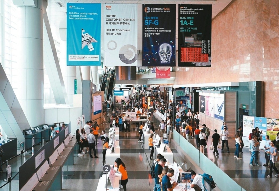 The 21th edition of the Hong Kong International Lighting Fair will be held on Oct. 27 through 30 this year at the Hong Kong Convention and Exhibition Center. It will try hard to outdo last year`s show, which occupied 70,400 square meters of floor space, hosted 2,724 exhibitors, and attracted 44,632 buyers.
The 21th edition of the Hong Kong International Lighting Fair will be held on Oct. 27 through 30 this year at the Hong Kong Convention and Exhibition Center. It will try hard to outdo last year`s show, which occupied 70,400 square meters of floor space, hosted 2,724 exhibitors, and attracted 44,632 buyers.