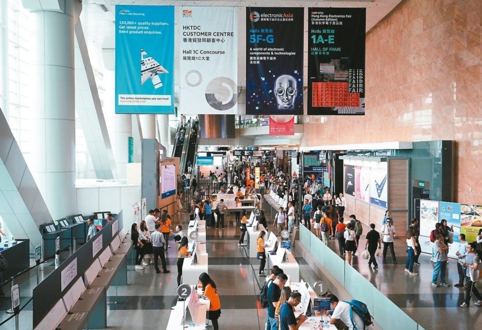 The 21th edition of the Hong Kong International Lighting Fair will be held on Oct. 27 through 30 this year at the Hong Kong Convention and Exhibition Center. It will try hard to outdo last year`s show, which occupied 70,400 square meters of floor space, hosted 2,724 exhibitors, and attracted 44,632 buyers.
