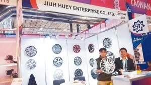 钜惠企业总经理王柏纲（左）与业务经理陈奎达于展场行销多国专利的轮圈盖产品。 本报系／提供
