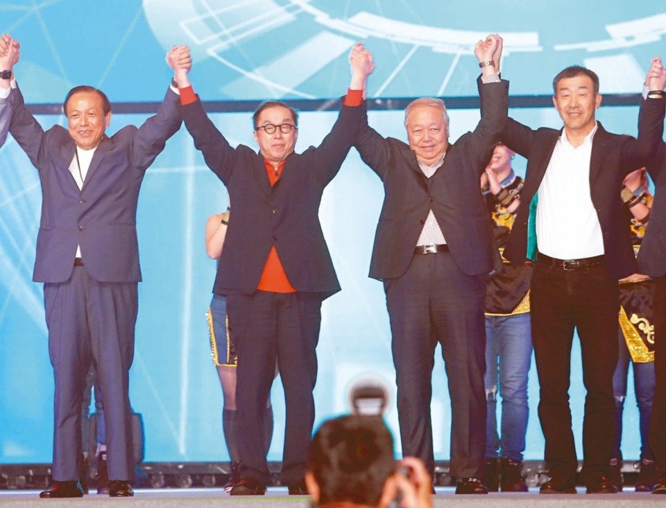 廣達昨天舉辦尾牙，董事長林百里（左二）、副董事長梁次震（右二）等主管出席，感謝員工辛勞。 記者曾吉松／攝影
