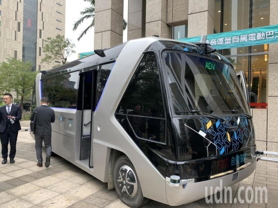 工研院攜手車王電建構國內自動駕駛產業鏈，雙方將在2021年前共同打造10部國產自動駕駛電動巴士。記者沈婉玉／攝影
