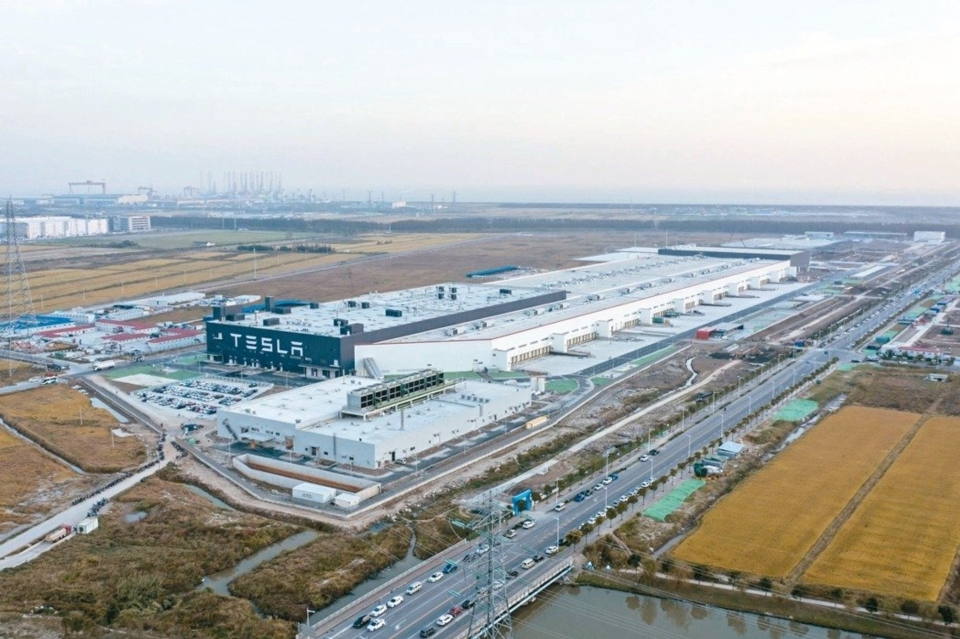 美國電動車大廠特斯拉布局全球最大汽車市場中國大陸，儘管可能面臨本土業者和全球傳統品牌的激烈競爭，但分析師指出，如果特斯拉在大陸市場銷售提升，且電動小貨卡Cybertruck締造佳績，獲利和股價前景大有可為。

