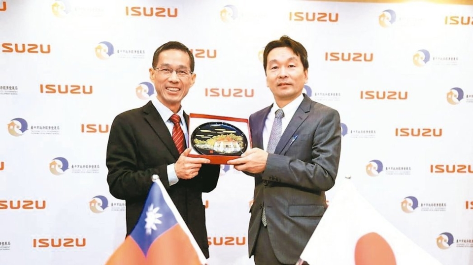ISUZU海外營業第三部部長合田和生（右）與台中市府經發局長張峯源（左）簽署投資策略合作協議書。 圖／台中巿府提供
