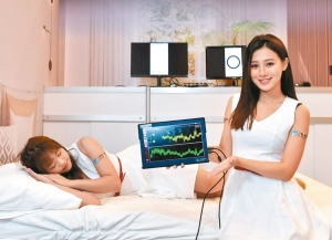 工研院於CES 2020展出「智慧睡眠科技」，透過低功率的WiFi設備，可偵測到睡眠者呼吸狀況，呼吸停止時裝置會對枕下充氣墊充氣，幫助睡眠者恢復呼吸。 圖／工研院提供

