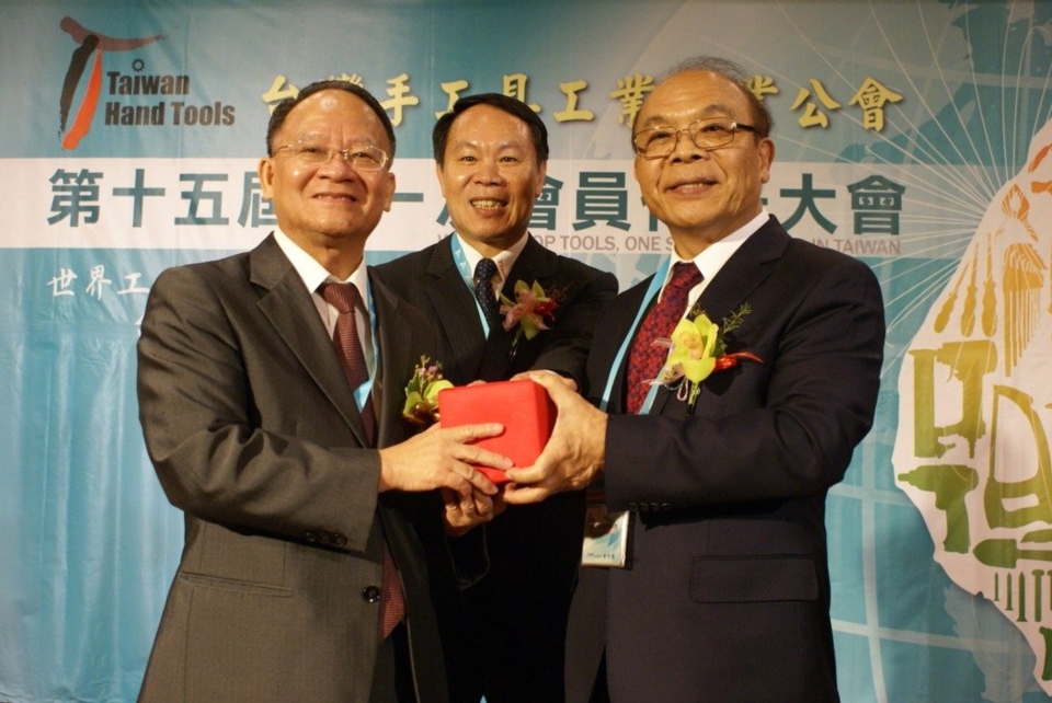 Huang Sin-te(right) was given the seal from the former Chairman, Yu Hsiang-chen (left)under the supervision of Honorary Chairman, Wu Chuan-fu(mid)
(Photo photographed by Wu Ching-chang)