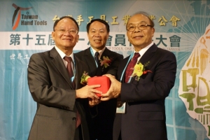 Huang Sin-te(right) was given the seal from the former Chairman, Yu Hsiang-chen (left)under the supervision of Honorary Chairman, Wu Chuan-fu(mid)
(Photo photographed by Wu Ching-chang)