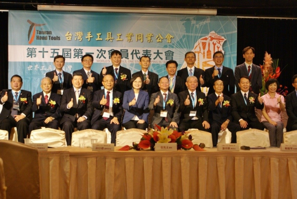 President Tsai Ing-wen (front row from left 5) attended the General Assembly of  THTMA (Photo photographed by Wu Ching-chang)