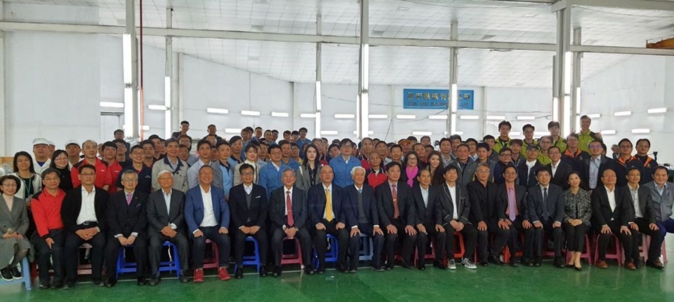 The Minister of Economy took a group photo with the bosses and employees of the machine tool manufacturer who supported the production of mask equipment