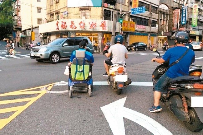 電動輪椅族雖被視為行人，但常與機車、汽車爭道。 本報資料照片
