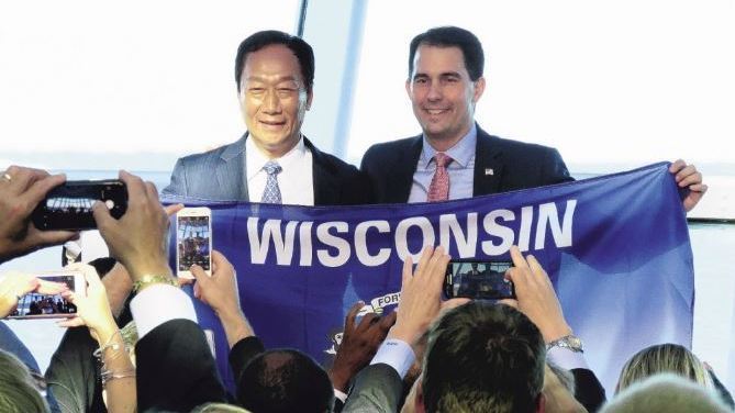 鴻海創辦人郭台銘與共和黨籍威州州長華克（Scott Walker）於2017年簽訂合作備忘錄。 報系資料照
