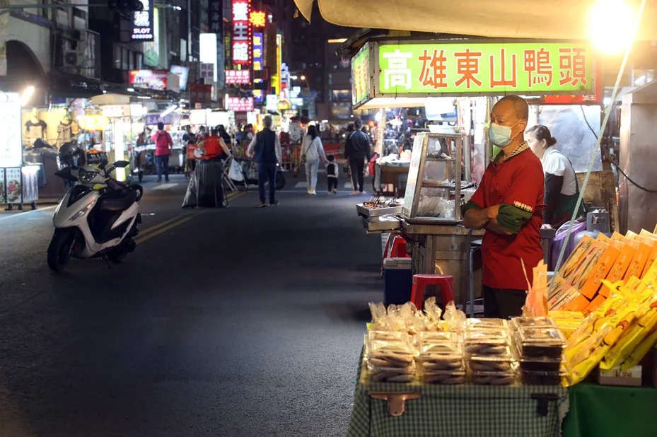 Affected by the new pneumonia epidemic, business in the well-known Night Market in Kaohsiung City declined by more than 80%. 