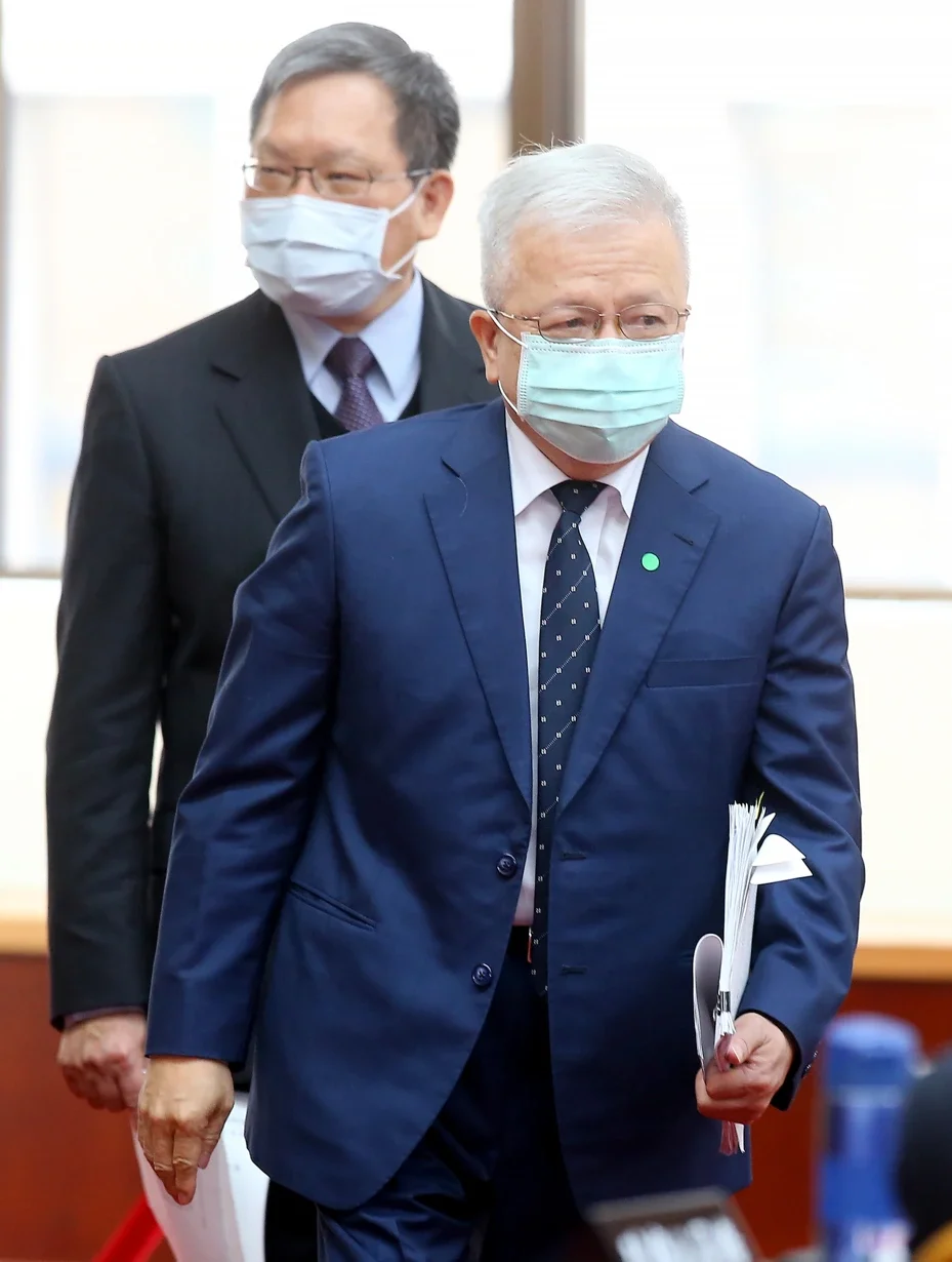 央行副總裁嚴宗大（前）與財長蘇建榮（後）昨出席立院財政委員會備詢。記者余承翰／攝影
