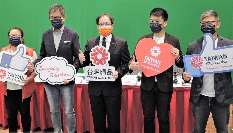 外貿協會副秘書長王熙蒙（中）與台灣精品五金手工具及扣件企業代表，出席記者會。 貿協／提供
