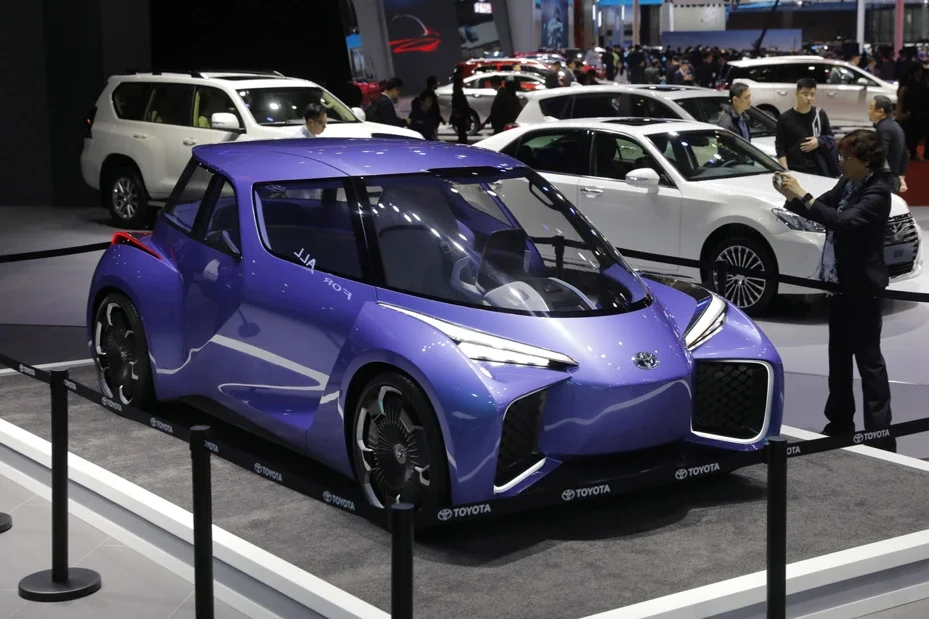 日本豐田汽車公司表示不會生產供應鏈移出中國大陸。圖為豐田去年在上海車展展示概念車。歐新社
