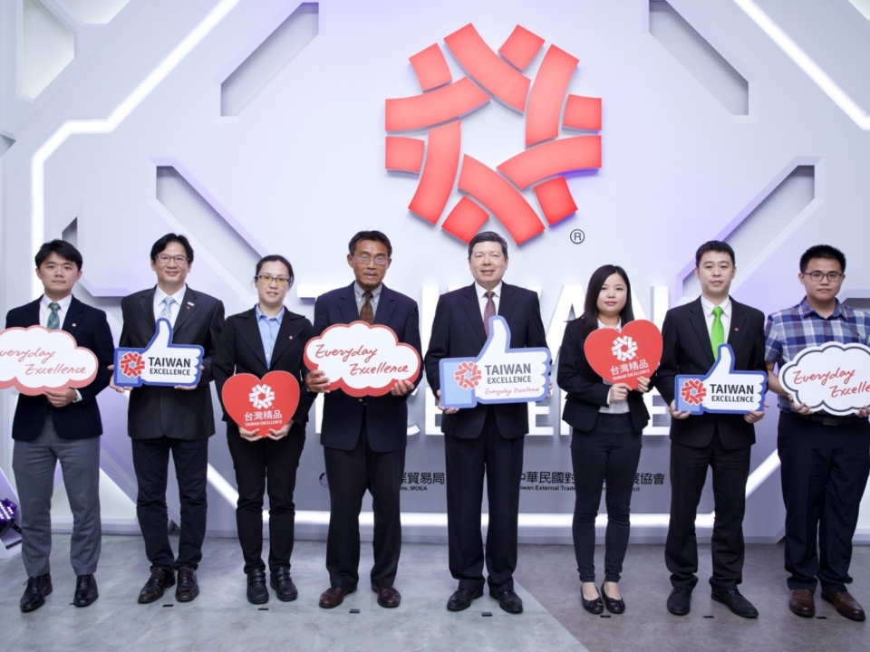國際貿易局副局長李冠志（左四）、外貿協會秘書長葉明水（右四），與臺灣智慧機械廠商代表，出席線上記者會。
