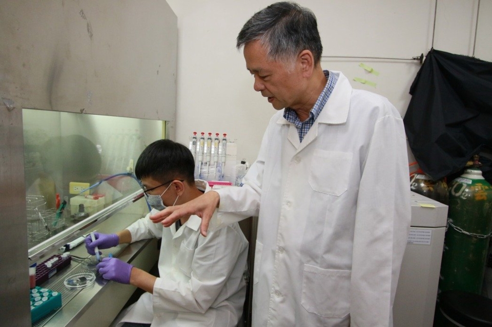 成大材料系教授廖峻德團隊，研發新型的新冠肺炎病毒快篩方式。圖／成大提供