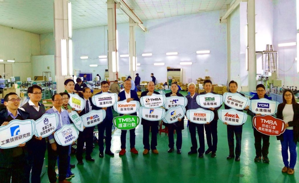 參與口罩機組裝的會員廠商在生產基地合影。 工具機公會／提供