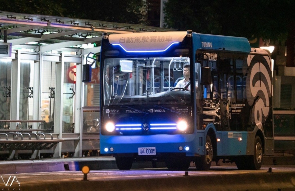 5G智慧公車於臺北市信義路公車專用道夜間測試。圖／台灣智慧駕駛提供