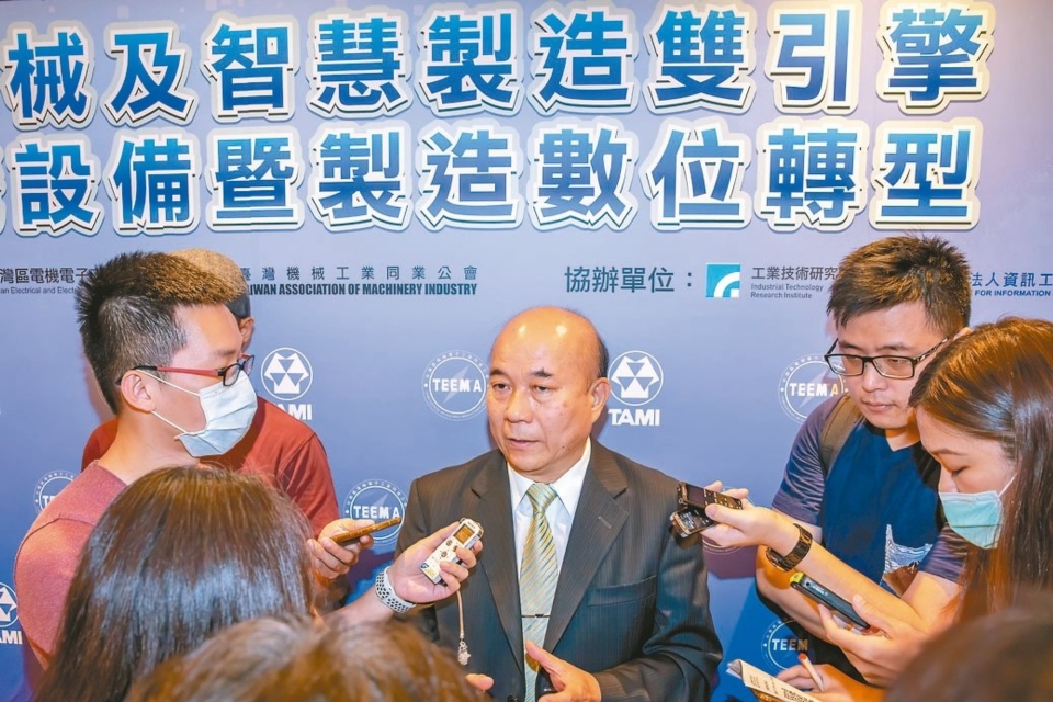 臺灣機械公會理事長柯拔希（中）在簽約儀式會場受訪照片。圖／機械公會提供