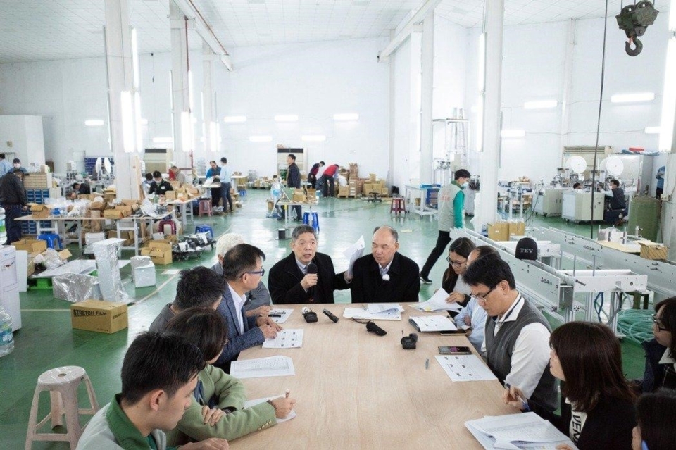 TMBA’s mask-making team holds a meeting. (Photo provided by Hiwin Technology)