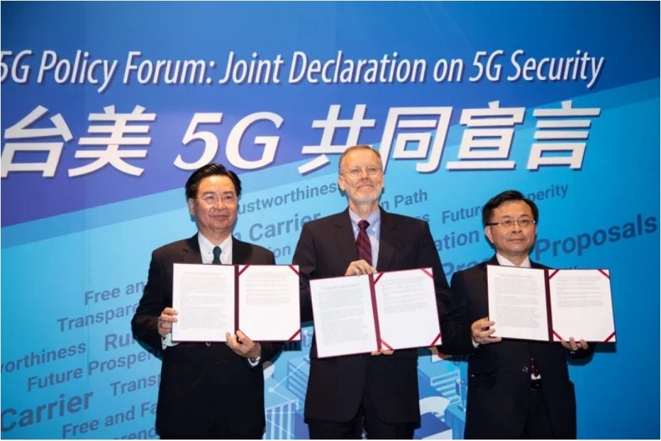 台灣和美國今天發布「台美5G共同宣言」，外交部長吳釗燮(左)、AIT處長酈英傑(中)和NCC主委陳耀祥(右)出席。 圖／取自外交部推特